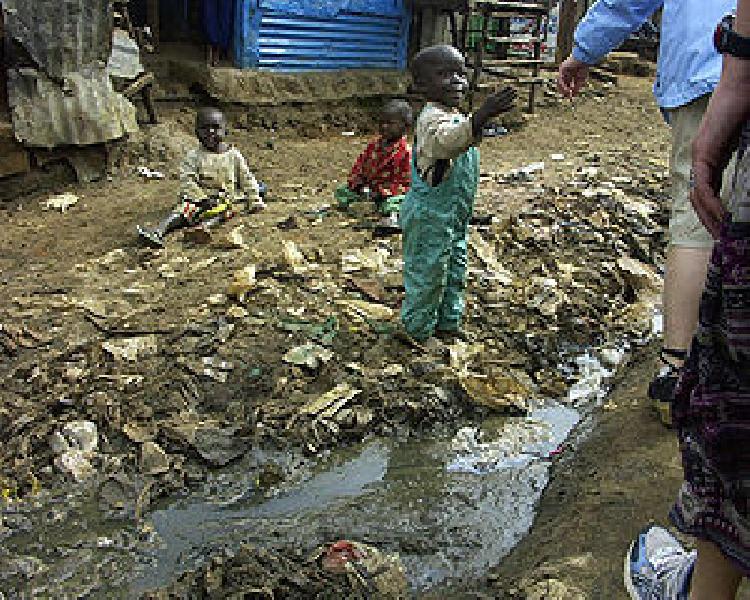 14_Children_and_open_sewer_in_Kibera
